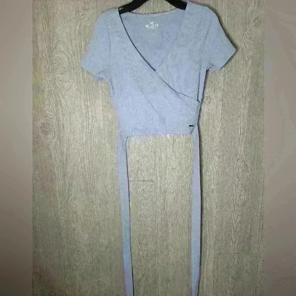 Hollister blue crop top with ties.‎ Size XS. Poly, viscose, Elastane blend.